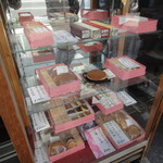 うさぎや - 入り口のショーケース