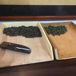 徳興茶業 - 左は発酵の進んだ鉄観音茶、右は発酵の浅い烏龍茶