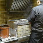 炭焼うなぎ ひつまぶし藤城 - 焼き場にて大将集中