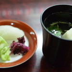 炭焼うなぎ ひつまぶし藤城 - うな重に付く肝吸いと香物