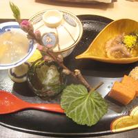 銀座 よし澤 - 八寸（芹とアサリ？、アンキモの茶碗蒸し、アイナメの葉山椒和え、イイダコと花山葵、金時人参のカステラ、海老芋？）