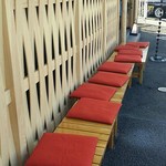 うなぎ亭 友栄 - 外にも待てる席がある。