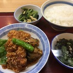 まつしろ食堂 - ご飯、油淋鶏+揚げナス、きゅうりとわかめの三杯酢、ホウレンソウと揚げの煮物