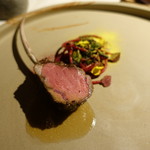 イレテテュヌフワ - 2017.03 子牛の炭火焼：ビーツのブガティ二生ハムのソース