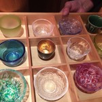 にかい笹木 - 冷酒に変わると、冷酒用のお猪口を選びます。綺麗〜♪