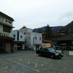 湯宿 梅ぞ乃 - 駅前風景(瓦屋根がしもべ駅)
