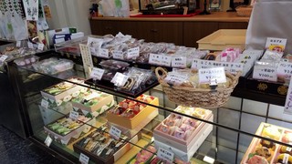 h Hakodate Yanagiya - 普通に和菓子もたくさん売られてます