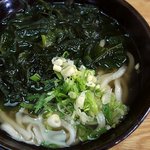 あずみうどん - “わかめうどん”(380円)。