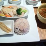 ザックイ 雑喰 - メインのスチーム料理、穀米、味噌汁