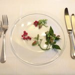 ラ・リューン - 店内のテーブル席の風景です