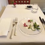 ラ・リューン - 店内のテーブル席の風景です