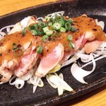 炭火串焼 初代バッジョ - 鶏もも肉のたたき焼き味噌タレソース掛け