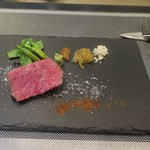 あもん ヨコ - 炉釜焼き塊肉ステーキ（神戸牛ランプ）ズームアップ