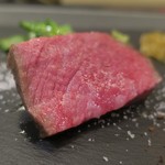あもん ヨコ - 炉釜焼き塊肉ステーキ（神戸牛ランプ）ズームアップ