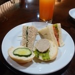 PREMIER LOUNGE - ミニハンバーガーとサンドウィッチ