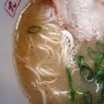 九州筑豊ラーメン 山小屋 - スープの表情　泡立つスープは美味しい