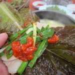 쌍둥이돼지국밥  - サンチュで好みの薬味と一緒にゆで豚を巻きます