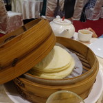 Dragon Restaurant - 熱々の蒸したて薄餅(パオピン)は、下に熱湯が張ってあり冷めないようになってます