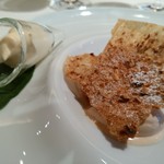 ジョンティ アッシュ - 愛媛県宇和島産ブラッドオレンジ（モロ）様々な形に変化させ薄くパリパリに焼き上げたパートフィロで挟み　グラン・マルニエの香るサバイヨンソース