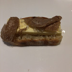 bb9 - 自家製燻製バターと白トリュフのせブレッド