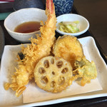 むつみ屋 - 2017年3月。天ぷらせいろの天ぷら。エビ1尾、レンコン、サツマイモ、ナス、フキノトウなどなど。