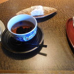 嵯峨沢館 - 黒豆茶とお菓子（初日部屋で）
