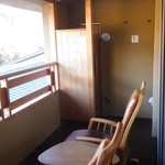 嵯峨沢館 - バルコニーのソファーの向こうはサウナ