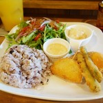 シンプルヘアー&カフェ - フライのランチプレート（900円）ドリンク、スープ付き