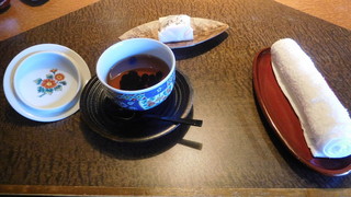 Sagasawakan - 黒豆茶とお菓子（初日部屋で）