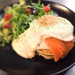 cafe Mon - サーモンチーズとホワイトソースパンケーキ