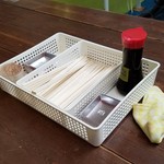 函館朝市 駅二市場 活いか釣り広場 - テーブルの上の様子