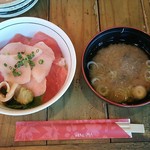 横濱 魚萬 - マグロの二色丼620円