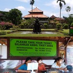 Taman Ayun Temple - 上・大きな建物の売店と変わった噴水　下・寺院入口