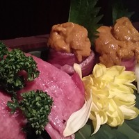 和牛焼肉 とびうし 飯田橋 - ウニの肉巻きと牛肉の握り