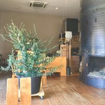 みたに - 明るい店内。暖炉