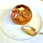 みたに - 温かい前菜　玉ねぎのグラタン（器は北海道産玉ねぎ）