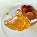 みたに - 温かい前菜　玉ねぎのグラタン（中身は飴色になった安曇野・豊科産玉ねぎ）