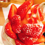 東福寺野倶楽部 - いちごパフェ 1200円