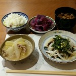 【ランチ】鰹、聖護院大根・豚肉・白菜の煮物、紫キャベツのお浸し、いもご飯