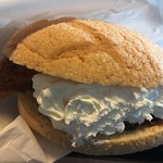 1度はたちよってみたいメロンパン屋 - 焼きたてメロンパンあずきクリーム税込380円