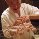 東麻布 天本 - のどぐろ焼き焼きしますのポーズ