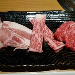 長崎和牛焼肉ぴゅあ - 左から長崎県産豚ロース、長崎和牛ロースステーキ、長崎和牛カルビ