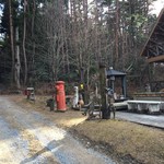 ガーデンカフェ 森の小舎 - 砂利道の林を抜けると森の小舎があります