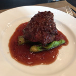 【ランチコース】（2990円税込）メインの【放牧牛の赤身肉ステーキ エシャロットソース】