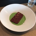 ランチデザートの【キンカンとクルミ入りチョコレートのテリーヌ 抹茶ソース添え】