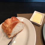 OGINO organic Restaurant - バター付きのパンも美味しい。