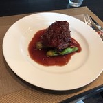 OGINO organic Restaurant - お肉の少し遠めのショット。大きいです！