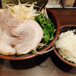 一刀家 - 豚骨醤油（トッピング：チャーシュー、ネギ）
