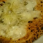 ヴィットーリア - 玉ねぎのバジル系のピザ