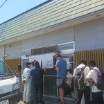 麺饗 松韻 - お店は横長の長屋建てで目立つ感じではありませんが、行列が目印になります！